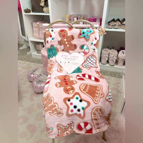 Betsey Johnson Other - Betsey Johnson Pink gingerbread plush throw blanket NWT